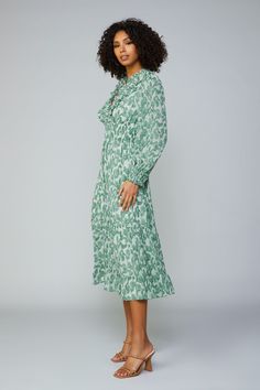 Botanical Jacquard Smocked Midi Dress Curvy Date Night Outfit, Air Clothes, Valentines Day Dresses, Tiered Midi Dress, Jacquard Dress, Curvy Dress, Green Midi Dress, Tennis Clothes, Romper Dress