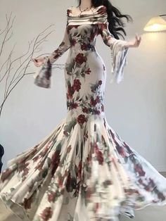 Poses In Gown, Dresses Fancy, Gowns Dresses Elegant, Korean Fashion Dress, Pretty Prom Dresses, Fashionista Clothes, Easy Trendy Outfits, Elegant Dresses For Women, Glam Dresses