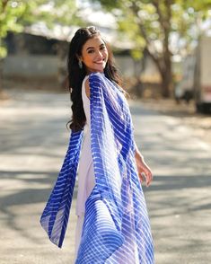 Long Top Dress, Indian Look, Pakistani Fashion Party Wear, Fashion Photography Poses, Anarkali Dress, Saree Look