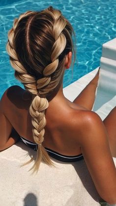 Get ready for summer with these pool hairstyle ideas for long, short, cute, curly hair, and everything in between! Whether you have medium hair or love quick and easy styles, these hairstyles are perfect for swimming and protecting your hair. Stay stylish and cool all season long with these easy and protective summer hair ideas. Summer Hair Ideas, Cute Curly Hair, Mama Hair, Hairstyles Beach, Beach Hairstyles, Hair Starting