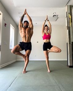 chrit bumstead couple workout Gym partner gym lover yoga couple Yoga Couple Aesthetic, Couple Workout Aesthetic, Male Fitness Photography, Partner Workouts, Couple Yoga, Hotel Workout, Fitness Retreat