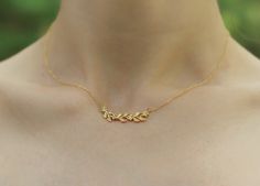 Small Chains Gold, Classy Jewelry Gold, Gold Necklace Set Simple, Floral Gold Necklace, Simple Gold Necklace Designs, Floral Necklace Jewelry, Robin Necklace, Gold Bridal Hair Accessories