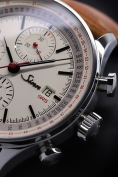 The 910 SRS is a particularly stylish watch characterised by sophisticated horological details. For example, the stopwatch also features a flyback chronograph function, which allows the chronograph’s hand to be stopped, reset to zero, and restarted by pushing the reset button at 4 o’clock. The continuous stop-seconds hand in particular can be reset to zero with the single push of a button and instantly restarted without losing time. The advantage of this is accurate time measurement down to the last second of consecutive time intervals. Another term for flyback is ‘reset in flight’.