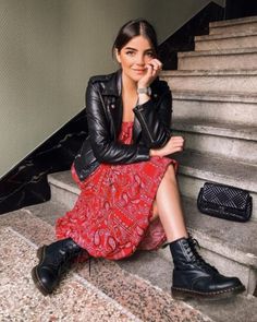 Transitional Fashion, Skirt Diy, Mode Boho, Winter Trends, Van Cleef Arpels, Black Leather Jacket, Doc Martens