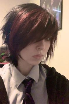 Fluffy Scene Hair, Middle Part Emo Hair, Emo Hair Reference, Emo Hairstyles Short, Curly Emo Hair