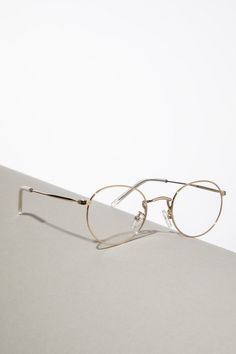 During one of their adventures, polette explorers discovered a precious frame. A pair of glasses made from gilded metal which shines and brings an unrivalled style to whoever owns it! Its thin and stunning shapes will make everybody envious. Get your share of the loot! Eye Care, Aesthetic Pictures, Round Glass, Frame, Glass, Gold