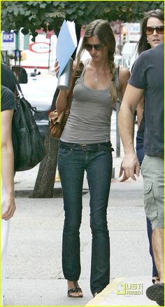 Gisele. How to do straight leg jeans. Model Off Duty Style 90s, Gisele Bundchen Style, West Village Apartment, Model Off Duty Outfits, 2000s Outfits, Gisele Bündchen, Gisele Bundchen, Model Aesthetic