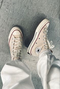 Converse Cream Outfit, Beige Converse Outfit, Cream Shoes Outfit, Chuck 70s Outfit, Coloured Converse, Styling Converse, Converse Beige