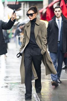 Chic Blazer Outfit Work, Mantel Styling, Victoria Beckham Outfits, Formal Women, Fall Fashion Coats, Look Legging, Beckham Style, Victoria Beckham Style, Victoria Fashion