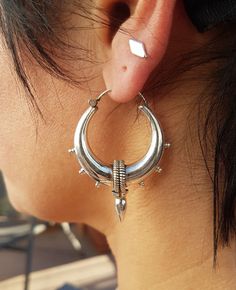 Big hoops sterling silver spike earrings dainty very easy to wear all day long.Large creole earrings with rockabilly jewelry style.Ethnic earrings with tribal design ideas for punk jewelry.Elegant fat ethnic hoops earrings made of sterling silver. SIZE: 45mmx 35mm. YOU CAN FIND SOME SIMILAR MODELS IN: https://www.etsy.com/es/listing/280766752/pendientes-tribales-de-plata-925argollas?ref=shop_home_active_3 https://www.etsy.com/es/listing/280773106/pendientes-tribales-pendientes-plata?ref=shop_hom Rockabilly Jewelry, Earrings Bali, Bohemian Goth, Boho Mom, Small Silver Hoop Earrings, Thick Hoop Earrings, Creole Earrings, Bali Earrings, Mens Earrings Hoop