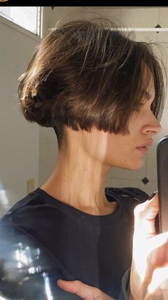 French Bob Undercut, Ultra Short Bob, French Bob Haircut With Bangs, Amelie Haircut, French Bob Haircut, Bob Pendek, Chic Short Hair, French Bob