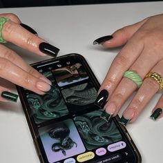 Nails Design Green Snake Nails, Liner Nail Art, Snake Nails, Short Fake Nails, Acrylic Nail Set, Stripped Nails, Nail Art For Beginners, Green Snake, Gel Liner