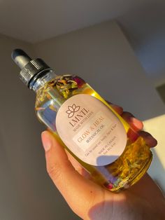 This All-Natural Botanical Oil is multi-purpose. Designed to heal unwanted blemishes, moisturize the scalp and provide a natural glow to the skin. It can be used as a massage oil and applied to sensitive areas if unscented or scented with essential oils* (not fragrance oils*) Available Scented and Unscented. Used best in combination with a body creme or body butter! Body Creme, Body Butters Recipe, Serious Skin Care, Good Skin Tips, Perfect Skin Care Routine, Healing Oils, Safflower Oil, Botanical Oils, A Massage