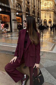 33  Burgundy Outfit Ideas to Keep You Looking Fly and Feeling Cozy! Burgundy Office Outfit, Burgundy Aesthetic Outfit, Burgundy Suit Women, Burgundy Blazer Outfit, Burgundy Outfit Ideas, Maroon Outfit, Stile Hijab, Burgundy Outfit, Burgundy Blazer