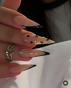 Venha aprender a virar uma Nail designer de sucesso 🤩 !! Assine nosso curso 📈📌 aqui te ensinamos tudo que vc precisa saber e aprender               LINK NA BIOO👆 Simple Stiletto Nails, Clear Glitter Nails, Stilleto Nails Designs, Manicured Nails, Band Nails, Wow Nails, Punk Nails, Romantic Nails, Edgy Nails