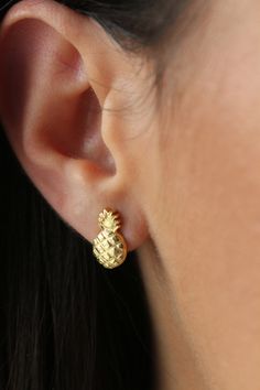 Feel the tropical vibes🍍 Get this pair of earrings made with the high quality elements✨ You can go with 925K Sterling Silver with the options of Gold, Rose Gold or White Gold finish Beautiful jewelry for everyone 💙 Details * 925K Sterling Silver → 14K Gold, Rose Gold or White Gold plated * Push-back studs  * Time is important! You will receive your package as soon as possible 🚚 * We care about the quality of metal to make sure it will last for a long time * We use enamel technique to color th Tropical Jewelry, Pineapple Earrings, Fruit Jewelry, Crown Necklace, Jewelry Cute, Food Earrings, Fruit Earrings, Minimalist Studs, Minimalist Designs