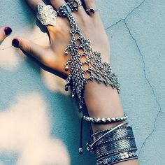 Bohemian Turkish Gypsy Hand Bracelet Hippie Elegante, Bracelets Hippie, Beachy Chic, Bracelets And Rings, Retro Ring, Bohol, Hand Bracelet, Bridal Bracelet, Hand Jewelry