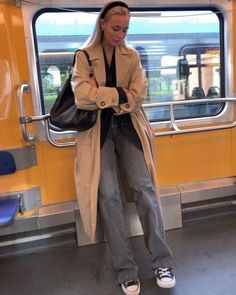 Mantel Outfit, Sandal Tali, Look Retro, Autumn Fits, Adidas Outfit, Stockholm Fashion