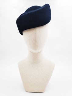 Step back in time with our classic and chic Navy Blue Felt Beret, inspired by the timeless elegance of Downton Abbey. This vintage-style hat exudes sophistication and offers a touch of nostalgia to your wardrobe. Crafted from luxurious navy blue felt, this beret is both stylish and versatile. Its traditional design features a slouchy silhouette , making it the perfect accessory for any outfit. Whether you're strolling through a bustling city or attending a glamorous event, our Navy Blue Felt Beret adds a touch of old-world charm to your ensemble. Elevate your style today with this must-have Downton Abbey hat. * Materials: This elegant  hat is made with high quality wool felt capeline in Navy Blue color. *Product info:  If you want to customize this item or you want another color that do no Navy Blue Pillbox Hat, Felt Beret, Formal Hat, Beret Hats, Vintage Style Hat, Vogue Vintage, Ladies Hats, Navy Hats, Elegant Hats