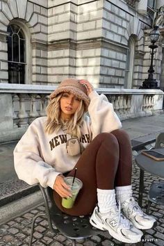 #WinterOutfits #WinterOutfitsCold #WinterOutfitsAesthetic #WinterOutfitsMen #WinterOutfitsBlackgirl #WinterOutfits2024 #WinterOutfitsKorean #WinterOutfitsForWomen #WinterOutfitsSnow #WinterOutfitsMenStreetwear #WinterOutfitsCasual Brown Leggings Outfit, How To Style Brown Pants, Brown Pants Outfit, Outfits Leggins, Trendy Overalls, Modele Fitness, Look Legging, Thanksgiving Outfits, Perfect Thanksgiving