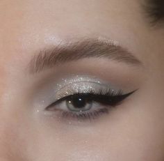 Glitter Eyeshadow With Eyeliner, Simple Makeup Look For Prom, Simple Prom Makeup Natural Looks Silver, Makeup Ideas Sparkle Glitter Eyeshadow, Eye Makeup Ideas Glitter, Silver Eyeshadow Looks Simple, Starry Makeup Look, Natural Prom Makeup For Blue Eyes, Prom Makeup Hooded Eyes