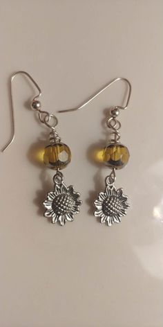 Sunflowers are a popular summer flower. These beauties are perfect for someone who loves sunflowers. A perfect addition to you summer jewelry collection.  Get now for you or for someone who loves sunflowers.  Get yours today! Only 2 pairs available. Yellow Sunflower Design Dangle Jewelry, Summer Sunflower Dangle Earrings, Vintage Yellow Flower Earrings, Yellow Flower-shaped Earrings, Yellow Flower-shaped Jewelry With Sunflower Print, Star Bangle, Daisy Jewelry, Sunflower Jewelry, Sunflower Earrings