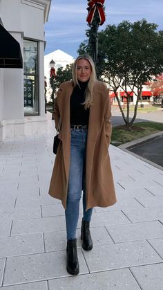 Work Outfit Winter Cold Weather, Brown Pea Coat Outfit, Early Fall Nyc Outfits, Winter Fashion Chicago, Day Out In London Outfit Winter, Manhattan Fall Fashion, Womens London Fashion, Nyc Night Winter Outfits