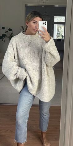 Wool Sweater Outfit, Baggy Sweater Outfits, Chunky Sweater Outfit, Sweater And Jeans Outfit, Nyc Winter Outfits, Autumn Street, Plus Size Winter Outfits, Oversized Sweater Outfit, Knit Sweater Outfit