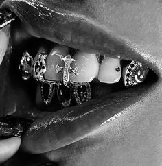 Grillz Teeth, Studera Motivation, Ear Tattoo Ideas, Tooth Gem, Teeth Jewelry, Kali Uchis, Artistic Inspiration, Foto Ideas Instagram, Black N White