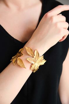 The old African style bracelet is completely handcrafted and 22 carat real gold plated, its colors will not darken. If you want to buy it as a gift, it is a really beautiful, special and beautiful bracelet. It is a very old model. Bracelet Arm, Elegant Brass Bracelets, Vintage Bracelets Gold, Handmade Leaf-shaped Wedding Jewelry, Gold Cuff Bracelet, Gold Leaf Bracelet, Elegant Brass Cuff Jewelry, Elegant Adjustable Leaf-shaped Jewelry, Intricate Brass Bracelet