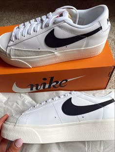 Classic Nike Sneakers For Everyday, Bleizers Nike, Nike Trendy Skate Shoes For Streetwear, Tenis Nike Blazer Low Platform, Low Top Nike Blazers Platform, Shoes For School, Kicks Shoes, All Nike Shoes