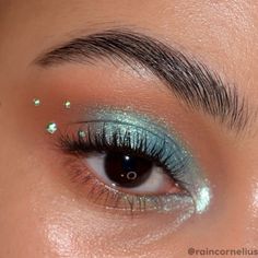 Eye Crystal Ideas, Eye Makeup For Festivals, Makeup For Coachella, Euphoria Jewel Makeup, Seasonal Makeup Looks, Make Up Ideas For Concert, Euphoria Make Up Ideas, Prom Makeup Euphoria, Makeup Party Looks