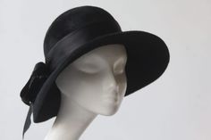 Pandora Felt Cloche Hat. Perfectly proportioned and made in butter soft black velour felt The hat has flattering wide brim contours. An essential stylish cloche hat with pure silk ribbon band and feather detail. Classic and nostlagic, easy to wear and accessorize, simply sophisticated, irresitable in any colour and guaranteed to transform your everyday and special occasions wardrobe.  COLOUR: Black YOUR SIZE S = 21½ M = 22 - 22½ L = 22½ - 23" XL= 23 - 23½ Place a tape measure on your forehead ju Classic Evening Felt Hat For Kentucky Derby, Classic Felt Hat For Kentucky Derby Evening, Classic Wide Brim Felt Hat For Evening, Elegant Wide Brim Felt Hat For Evening, Classic Kentucky Derby Evening Felt Hat, Elegant Fur Felt Cloche Hat, Elegant Evening Felt Hat With Curved Brim, Elegant Curved Brim Felt Hat For Evening, Elegant Wide Brim Costume Hat For Winter