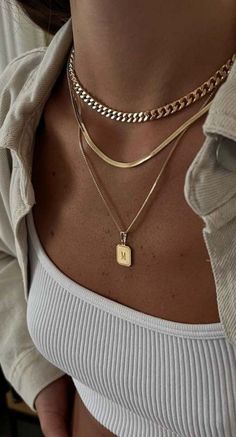 Pretty Jewelry Necklaces, Luxe Jewelry, Stacked Necklaces, Gold Armband, Jewelry Accessories Ideas, Jewelry Fashion Trends, Classy Jewelry, Jewelry Essentials, Jewelry Lookbook