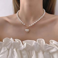 Envuélvase en elegancia con este collar de perlas con forma de corazón. Las perlas brillantes se combinan con un encantador colgante en forma de corazón para crear una pieza atemporal que agrega un brillo romántico a cualquier conjunto. Perfecto para quienes buscan una combinación de gracia clásica y encanto entrañable Party Beaded Necklaces With Heart Beads, Party Beaded Heart Necklace, Party Heart Shaped Beaded Necklace, Beaded Heart Necklace For Parties, Elegant Beaded Heart Necklace, Valentine's Day Heart-shaped Pearl Beaded Necklace, Heart-shaped Pearl Beaded Necklace For Valentine's Day, Heart Pendent, Romantic Necklace