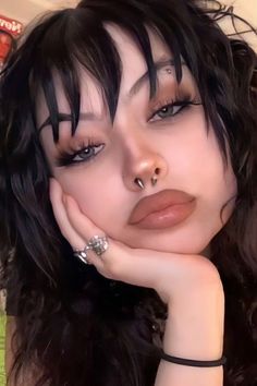 self-portrait of a young beautiful woman with grunge makeup look from the '90s Grunge Makeup Looks, 90s Grunge Makeup, Makeup Emo, Maquillage Goth, 90s Makeup Look, Rock Makeup, Dark Makeup Looks, Maquillage On Fleek, Concert Makeup