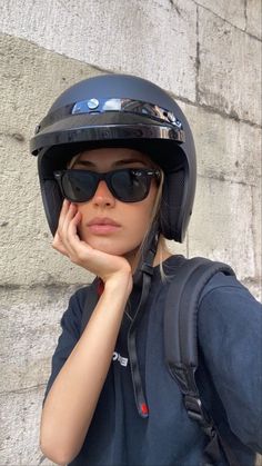 Balenciaga Motorcycle Bag, Daisy Calloway, Parisienne Chic, How To Look Rich, Ootd Photography, Designer Tshirt, Lifestyle Women, Shopping Design