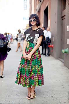 Love that skirt. Net Fashion, Street Wear Outfits, Looks Street Style, Fashion Weeks, Wearing Clothes, Mode Vintage, Looks Style, Mode Inspiration, Skirt Outfits