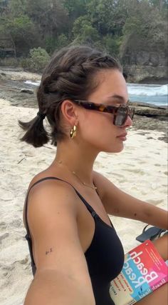 Bangs At The Beach, Short Hairstyles Brunette, Super Short Brown Hair, Short Hair Styles Brunette, Bob Hairdos, 90s Bangs, Short Messy Hairstyles, Penteado Cabelo Curto, Cut My Hair