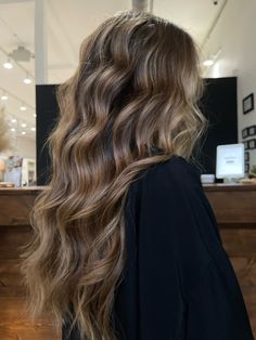 Dark Brown Light Blonde Balayage, Medium Brown With Subtle Highlights, Fall Hair Length, Chocolate Hair With Ash Highlights, Brown Toned Balayage, Brown Cool Tone Balayage, Balayage Brunette Cool Tone, Teddy Brown Balayage, Blonde In Dark Brown Hair