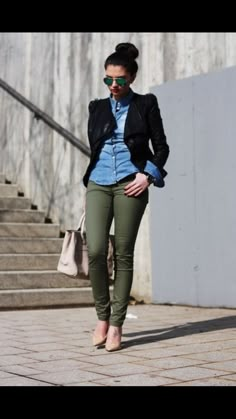 Mode Edgy, Olive Pants Outfit, Army Green Pants, Wear To Work Dress, Neue Outfits, Elegante Casual, Outfit Jeans, Green Pants