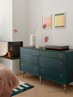 a living room with a fire place in the fireplace and a rug on the floor