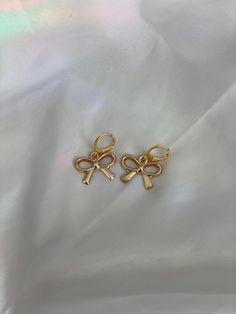 The cutest statement bow earrings! Go perfect with any outfit and are comfortable to wear! Our hoops are gold plated and hypoallergenic for your comfort! Pretty Gold Earrings, Dope Jewelry Accessories, Preppy Jewelry, Golden Earrings, Jewelry Accessories Ideas, Jewelry Fashion Trends, Classy Jewelry, Jewelry Essentials, Jewelry Lookbook