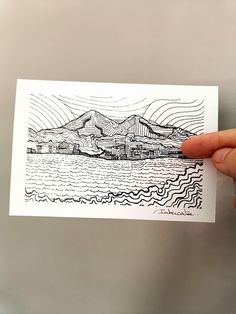 Baie de Fort de France et Pitons du Carbet - série Lines - Paysages nature mer Martinique par Intercalée - Dessin stylisé au trait - design abstrait original - reproduction signée format carte postale devant mur taupe 
#art #martinique #souvenir #cadeau #decorationmurale #monochrome Fort, France, Fort De France