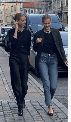 Cecilia Moosgaard, Moosgaard Style, Moosgaard Twins, Sabina Socol Style, Capsule Wardrobe Casual, Elegant Outfit Classy, Outfit Zara, London Outfit