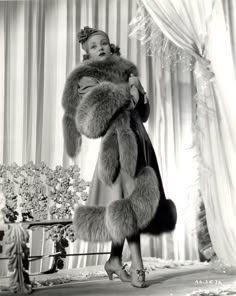 Ann Southern, 1940's Hair, Vintage Actors, Historical Women, Fur Coat Vintage, Retro Beauty