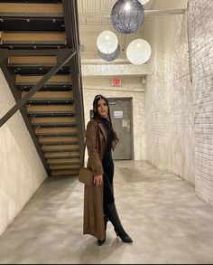 Coat Boots Outfit, Brown Leather Trench Coat, Fly Outfit, Winter Fashion Outfits Casual, Winter Dinner, Leather Trench, Full Look, Dinner Outfits