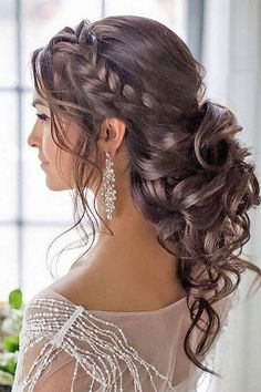 C'est bientôt le jour J et vous ne savez toujours pas comment vous coiffer ? Découvrez 25 inspirations de mises en beauté canons. Bridesmaid Updo, Quinceanera Hairstyles, Homecoming Hairstyles Updos, Girl Braids, Hair Bridesmaid, Bridesmaid Hair Down, Bridesmaid Hair Updo, Trendy Wedding Hairstyles, Penteado Cabelo Curto