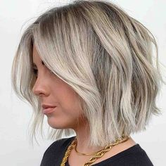 31 Short Blonde Hair Ideas for Blonde Bombshells in 2021 Balayage Vs Ombre, Short Blonde Hair Ideas, Messy Bob Haircut, Messy Hair Look, Blonde Lowlights, Short Blonde Bobs, Blonde Hair Ideas, Blond Balayage