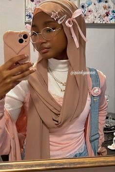 Cute Hijab Accessories, Hijabi Model Photoshoot, Hijab With Clips, Coquette Muslim Outfit, Pretty Hijab Styles, Coquette Hijabi Outfits, Hijabi Tops, Coquette Hijab Outfit, Hijab Drawing Reference